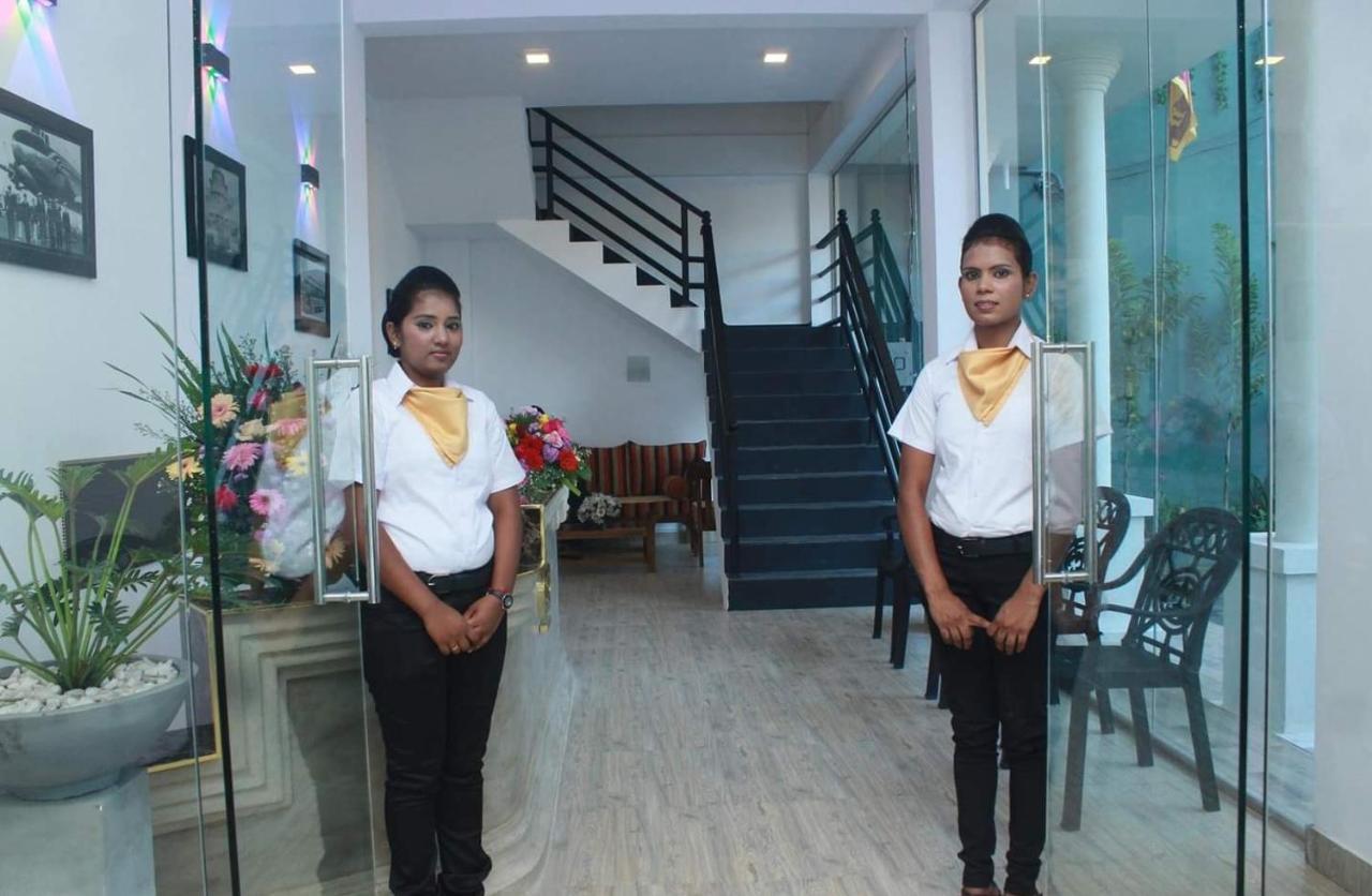 Kings Gate Airport Transit Hotel Katunayaka Dış mekan fotoğraf